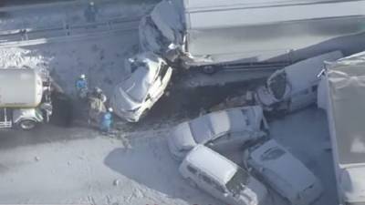 В Японии из-за снегопада в ДТП попали более 130 автомобилей (КАДРЫ)