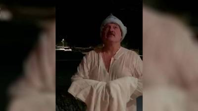 Лукашенко отметил Крещение нырянием в прорубь (видео)