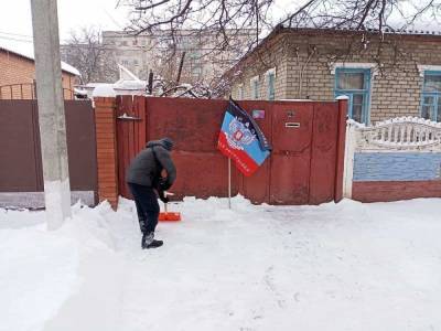 Жители ДНР освободили от снежных заносов дома ветеранов