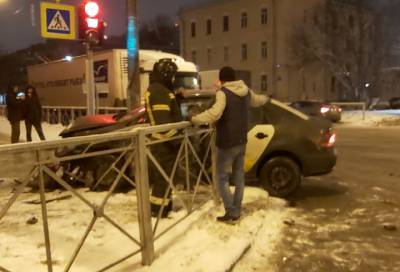 Очевидцы засняли последствия жёсткого ДТП в Калининском районе