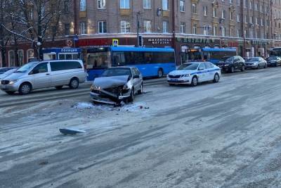 В центре Брянска 19 января столкнулись два автомобиля
