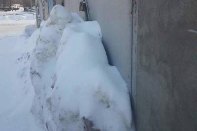 Бузулучанка рассказала о том, как расчищая снег, повредили дверь ее гаража