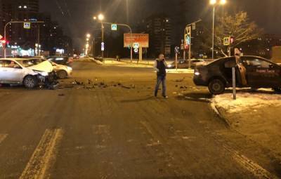 На Кондратьевском столкнулись два автомобиля такси