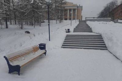 Петрозаводск украсят новые чугунные скамейки и урны
