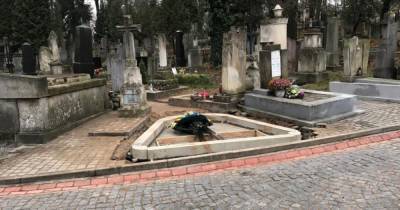 "Плакальщица": на Лычаковском кладбище возводят памятник Мирославу Скорику