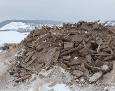 В Катав-Ивановске демонтаж старого клуба закончился горами мусора на берегу пруда