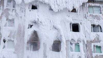 Арктическая мерзлота: Как общежитие в Челябинской области превратилось в ледяную пещеру?