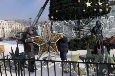 На площади Ленина в Южно-Сахалинске разбирают новогоднюю ель