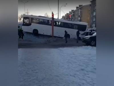 В Кузбассе последствия ДТП с автобусом сняли на видео