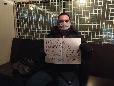 Экс-мундепу Петербурга Уткиной и активисту Врански грозит до 30 суток ареста