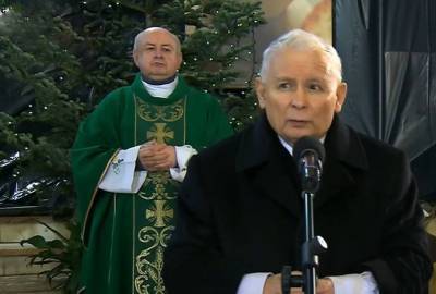 Наличие почётного караула в ходе «частного» визита Качиньского к месту захоронения брата вызвало дискуссию в Польше