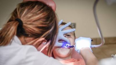 Стоматолог предупредила об опасности лечения зубов народными методами