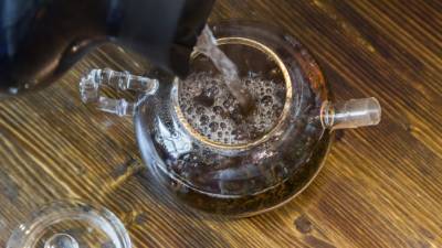 Ученые узнали о способности черного чая убивать COVID-19 в слюне
