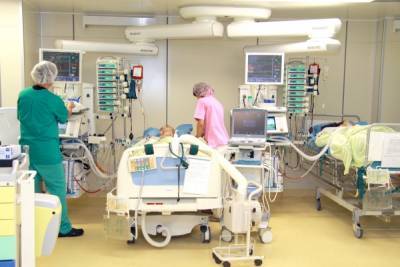 Число госпитализаций зараженных COVID-19 в Петербурге за неделю снизилось на 22%