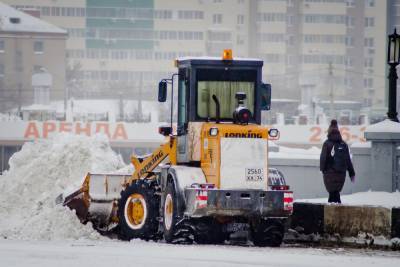 Южноуральцам напомнили о безопасности на дорогах во время снега