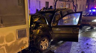 В Минске внедорожник врезался в троллейбус, водителя авто спасти не удалось