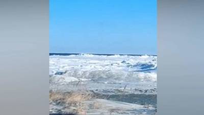 Восемь рыбаков унесло в Охотское море на отколовшейся льдине