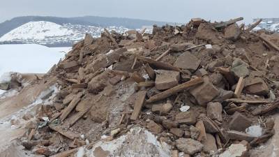 В Катав-Ивановске подрядчик завалил строительным мусором лес и пруд
