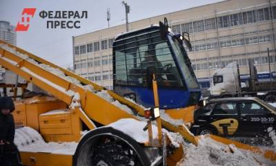 На улицу Екатеринбурга выгнали технику для уборки снега
