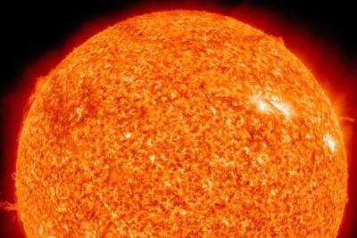 NASA показало на видео два мощных взрыва на Солнце, частицы от которых могут достичь Земли