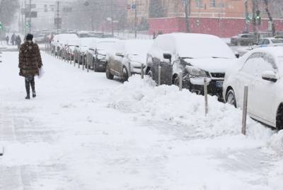 Украину продолжают сковывать морозы, некоторые регионы засыпало снігом