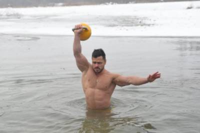 Украинским спортсменам удалось установить новый рекорд в ледяной воде