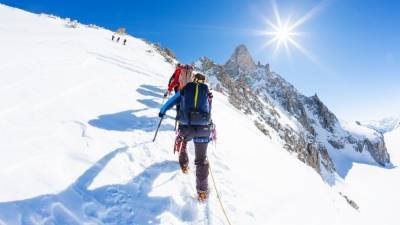 Российские альпинисты поставили новый рекорд, покорив вершину Аксу — видео