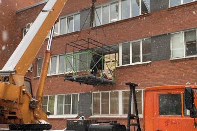 В Петербурге разобрали стену больницы ради нового томографа