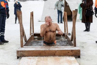 1200 псковичей окунулись в ледяную купель на Крещение