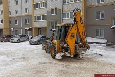 Сотрудники управляющих организаций Владимира очищают дворы от снега