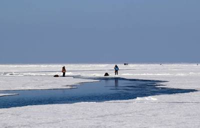 Восемь рыбаков унесло в Охотское море на оторвавшейся льдине