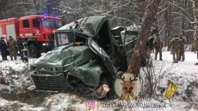 На Яворовском полигоне грузовик с военными слетел с дороги: есть пострадавшие – фото