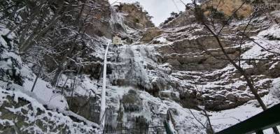 В Крыму замерз самый высокий водопад (фото)