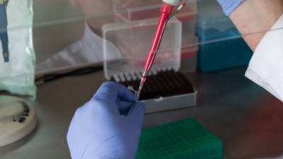 Ученые из Китая назвали причину повторных заражений коронавирусом