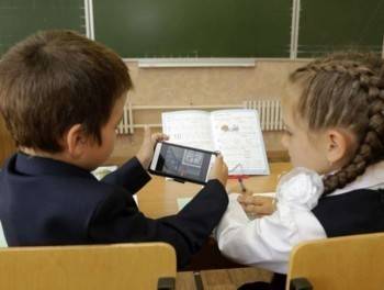 На мобильные телефоны в школах Роспотребнадзор наложил запрет