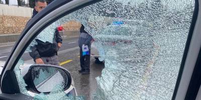 В религиозном квартале бросили камень в патрульную машину: ранен полицейский