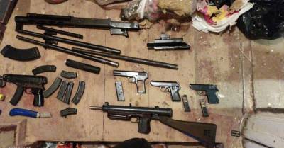 ФОТО. Полиция изъяла подпольный арсенал: автоматы, пистолеты, взрывные устройства