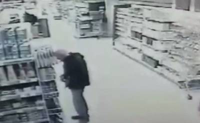 Под Киевом мужчина решил наложить на себя руки прямо в супермаркете: видео попало в сеть