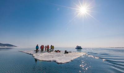 На Сахалине спасли восемь рыбаков, дрейфовавших в море на льдине