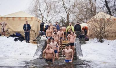 В прорубь в минус 25: как прошли крещенские купания в Подмосковье в 2021 году