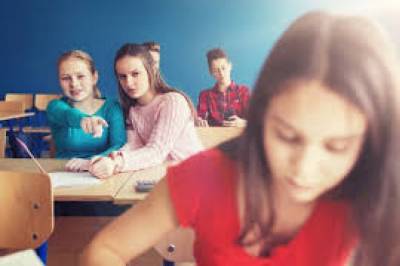 В Херсонской области школьники затравили 13-летнюю одноклассницу ее интимными фото