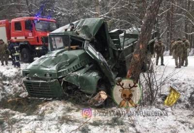 Возле Яворовского полигона перевернулся военный грузовик, пострадали 13 военнослужащих (фото)