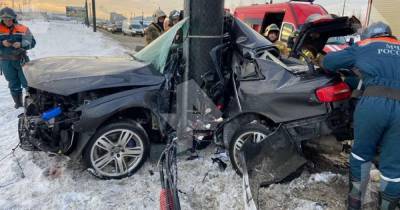 Автомобиль влетел в столб в Петербурге, водитель погиб