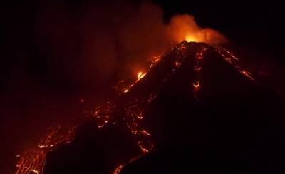 Извержение самого высокого вулкана Европы засняли на видео