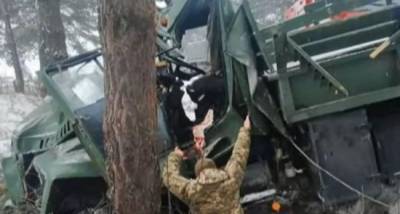 На Украине перевернулся грузовик с военными, пострадали 13 человек