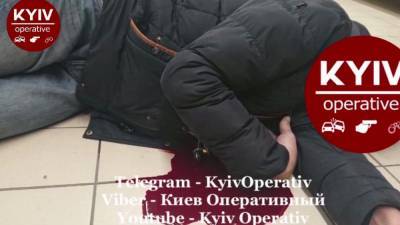 В Борисполе мужчина совершил харакири в зале супермаркета: видео 18+