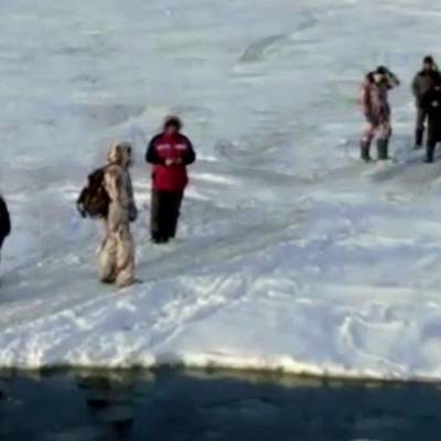 Рыбаки, которые дрейфовали на льдине у берегов Сахалина, спасены