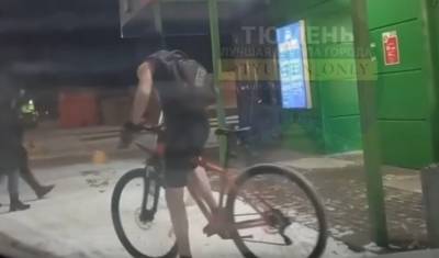 Тюменец в -26 градусов в шортах катается на велосипеде