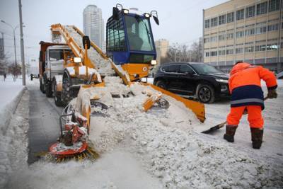 В мэрии Екатеринбурга объяснили, почему улицы плохо убраны от снега. Виноваты горожане и погода