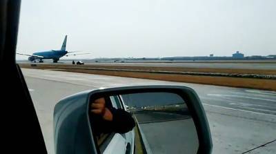 Какая свободная дорога! Водитель выехал навстречу только что приземлившемуся самолету (Видео)